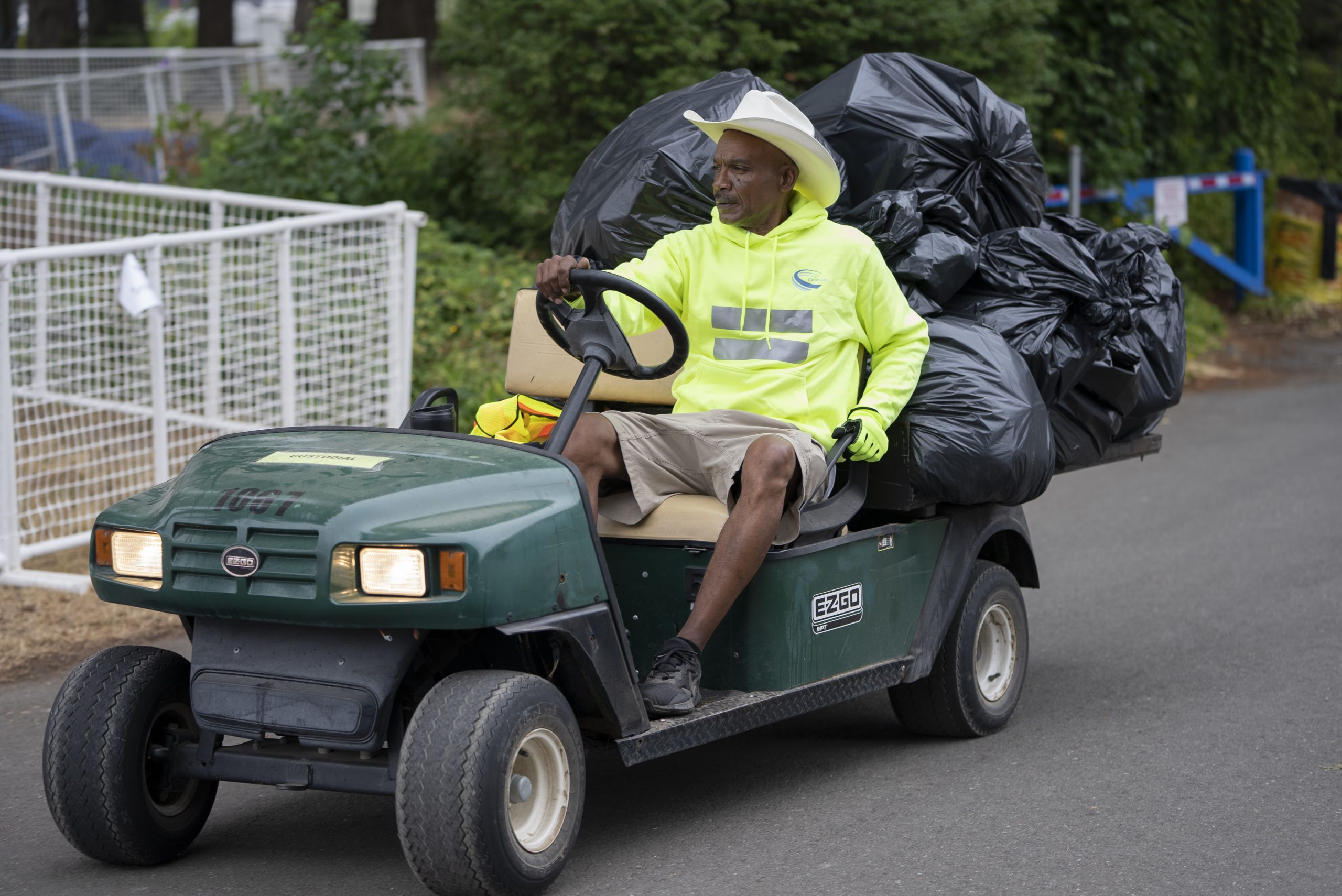 event cleaning - cleaner drive jeep with trash bags