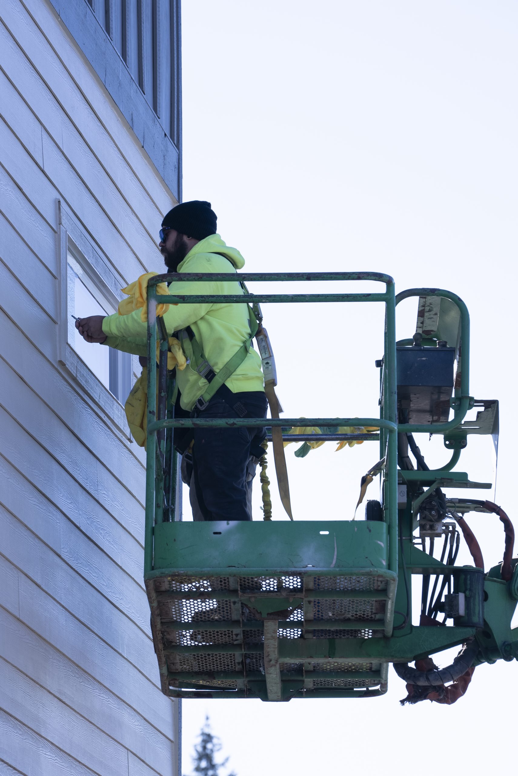 commercial window washing services - window cleanner on a lift