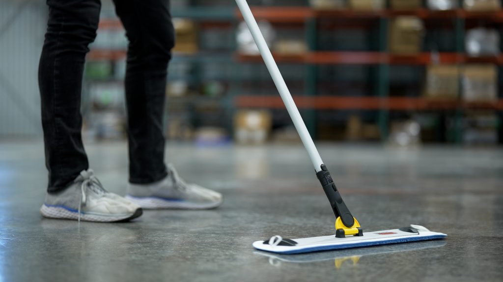 Rubbermaid Commercial Products, Lightweight HYGEN Quick-Connect Mop Frame for Wet or Dry/Dust Pads, 17 Inch, FGQ5600-0YL00 Commercial Floor Care Products